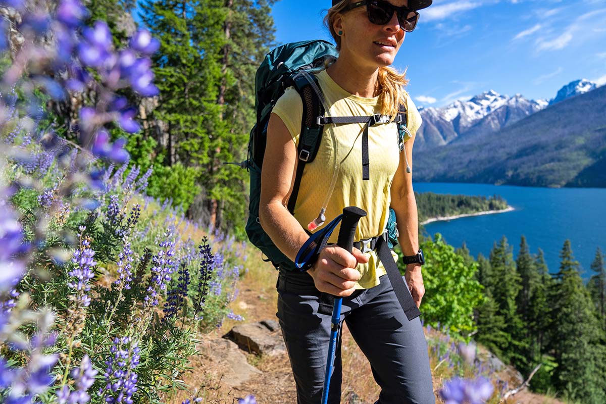 Front suspension of Osprey Eja 58 backpack (hiking on trail)